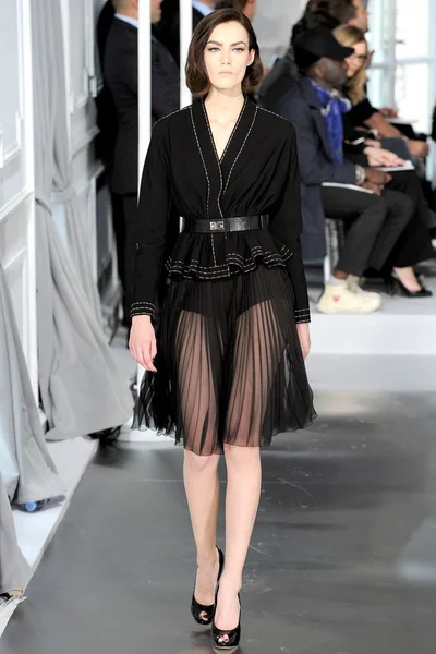 Look 16